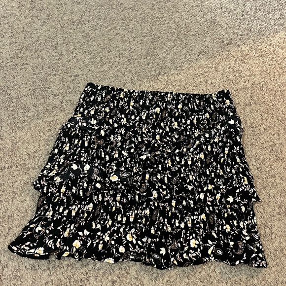 Forever 21 Women’s Medium Black Floral Skirt - Picture 3 of 3